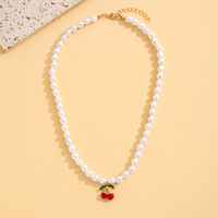 Collier ras du cou mignon avec perles et pendentif cerise, collier de perles baroques artificielles, fermoir doré, bijou ajustable, cadeau pour femme