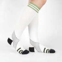 Chaussettes de compression montantes en nylon recyclé rayées GRS pour jeunes, personnalisables en gros, avec élasthanne, pour la course et le cyclisme