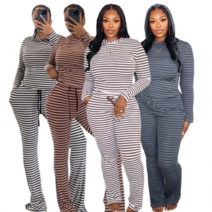 Ensemble deux pièces décontracté pour femme, collection Printemps-Automne 2026 : Haut à capuche rayé à manches longues et pantalon de survêtement en polyester et élasthanne tricoté - Product Image 3