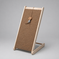 Griffoir pour chat incliné en liège avec boule suspendue 320x290x650mm, cadre en bois