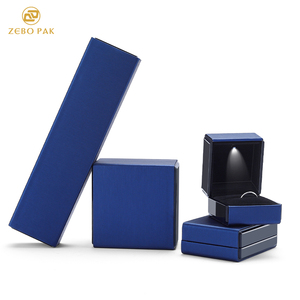 Scatola per Gioielli Zebo con Luce LED, Piccola Scatola Rettangolare di Lusso in Pelle PU per Anelli con Imballaggio in Velluto - Product Image 2