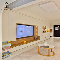 Meuble TV moderne sur mesure XINGRUO pour salon avec étagères ouvertes en bois grainé, rangement intégré et mobilier mural complet
