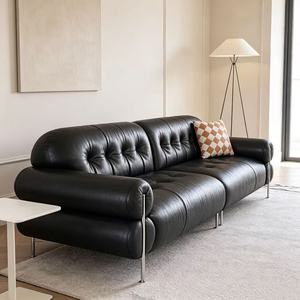 Sofá de Cuero Negro Premium con Mechones, 4 Plazas, Brazos Enrollados y Patas Metálicas para Sala de Estar Vintage - Product Image 1