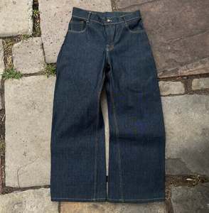 Pantalones Vaqueros Personalizados de 16 Onzas con Hebilla Trasera, Tela Roja Salvage, Corte Japonés, Estilo Vintage, Pierna Recta Ancha, Denim Crudo con Borde Verde, Estilo Baggy - Product Image 2