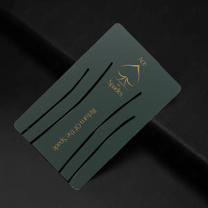 Carte en métal vert de luxe avec as de pique Éléments dorés Carte en métal haut de gamme - Product Image 1