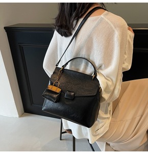 Vente en gros de sac à bandoulière de grande capacité style vintage pour femmes sac à bandoulière de luxe minimaliste avec petit portefeuille - Product Image 2