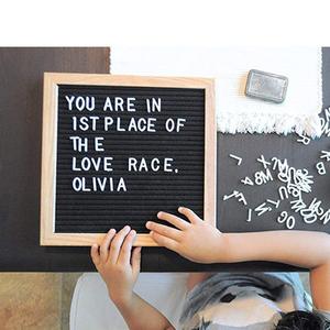 Tablero de Letras Personalizable Rústico de Madera de Roble de 10x10'' con Soporte, Colorido, Duradero, con Gancho Negro para Pared, Decoración del Hogar - Product Image 1