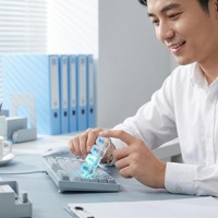 Porte-clés promotionnel portable en plastique avec bouton déverrouillable, impression numérique rétroéclairée, pour soulagement émotionnel et anti-stress