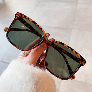 Gafas de Sol Cuadradas Grandes para Mujer Qianai, Montura Blanca, Lentes de PC con Protección UV400 Tipo 3, Estilo Retro - Product Image 4