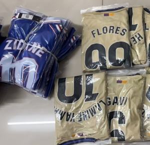 Camisas de Futebol Europeias Versão Tailandesa Temporada 2025/2026 100% Poliéster Impressão por Transferência Térmica Gola Alta Números do Time - Product Image 2