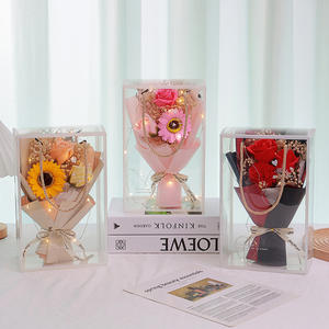 Boîte cadeau en <span class=keywords><strong>fleurs</strong></span> de savon transparentes pliables en gros avec poignée, <span class=keywords><strong>bouquet</strong></span> de <span class=keywords><strong>fleurs</strong></span> <span class=keywords><strong>séchées</strong></span>, boîte à <span class=keywords><strong>fleurs</strong></span> transparente en PVC - Product Image 3