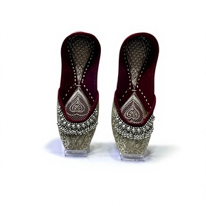 Chaussures de fête pour femmes de style traditionnel indien BS INTERNATIONAL, hautement confortables, en cuir fantaisie, brodées, personnalisables - Product Image 6