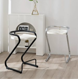 Tabouret de bar de style industriel avec dossier incurvé ergonomique, structure métallique renforcée et base antidérapante pour bars à fort trafic - Product Image 2