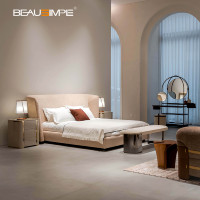 Italienisches Luxus-Polsterbett Casa mit Besticktem Flügelkopfteil Mattes Leder Kingsize-Bett für Villa-Schlafzimmer