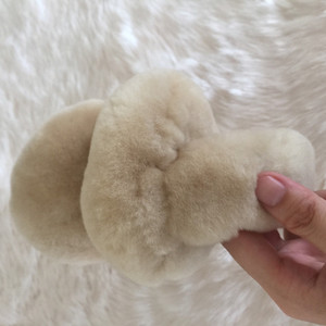 Paraorecchie in Pelliccia di Pecora di Alta Qualità per l'Inverno, Scaldacore Personalizzati in Pile - Product Image 1