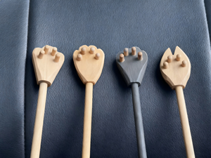 Escova de Costas Artesanal de Madeira com Tema Animal, Ecológica e Personalizável para Casa - Product Image 1