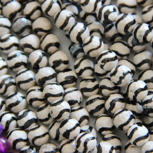 للبيع بالجملة حبات التبت الفضفاضة من الحجر الطبيعي على شكل موجات بيضاء سوداء 8 قطر delle لصنع المجوهرات - Product Image 5