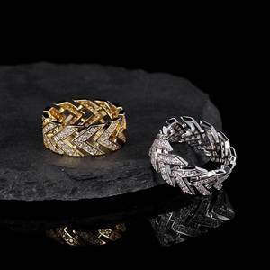 Nouvelle bague rétro hip-hop en forme de V, en cuivre incrusté de zircon, pour homme - Product Image 3