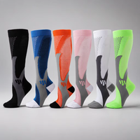 Chaussettes de compression de sport professionnelles anti-microbiennes, hauteur genou, 20-30 mmHg, personnalisables en gros