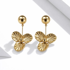Pendientes de Flor de Tres Pétalos en Acero Inoxidable con Baño de Oro de 14K, Joyería Floral Colgante - Product Image 1