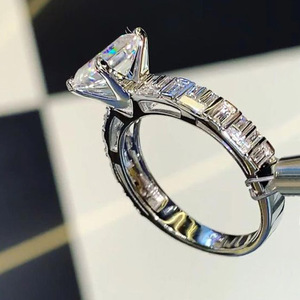 Anello di Fidanzamento Quadrato di Lusso per Donne, Elegante Gioiello da Dito alla Moda - Product Image 1