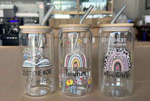 Vaso de vidrio de borosilicato personalizado de 16 oz resistente al calor con tapa de bambú, apto para lavavajillas y microondas, con impresión UV, ideal para profesores y festivales. - Product Image 4