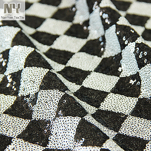 Tessuto Nanyee con Design a Scacchi 2,5cm, Nero e Bianco, con Mini Paillettes Ricamate - Product Image 4