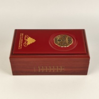 Boîte à vin en bois finition mate avec doublure satinée, logo personnalisé, charnière métallique pour présentation de spiritueux haut de gamme, emballage cadeau pour banquets d'entreprise et fêtes.