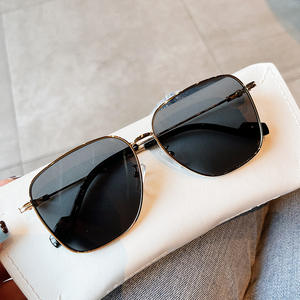 Gafas de sol cuadradas Qianai para mujer, montura dorada, lentes degradados grises, protección UV400, diseño irregular G5-77886 - Product Image 1