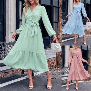 Robe décontractée en dentelle Jacquard profond à manches longues Robe midi pour les vacances Robe décontractée d'été pour la plage avec ceinture - Product Image 4