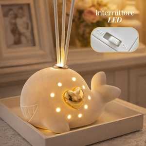 Diffusore di aromi in ceramica a forma di balena con cuore dorato e bastoncini in rattan per profumare l'ambiente - Product Image 3