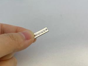 بطاقات معدنية مخصصة بنمط محفور، شعارات ثلاثية الأبعاد قابلة للطي للملابس والأحذية والحقائب، لوحة معدنية مستدامة متوافقة مع الآلات - Product Image 4