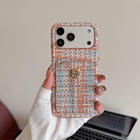 Étui de luxe rétro Camélia pour iPhone 13/14/15/17 Pro Max avec fente pour cartes et fixation adhésive – Coque de téléphone en tissu style simple