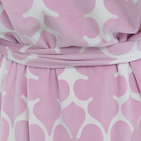 Peignoir court doux et confortable pour femme, rose avec motif géométrique blanc