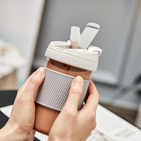 Mug en verre borosilicate transparent à large ouverture de 12 oz et 15 oz avec manchon en silicone et paille dissimulée pour café glacé et boissons froides