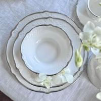 Service de table en porcelaine blanche de luxe pour hôtel, design floral en relief, assiettes en émail blanc, service de table, bord argenté