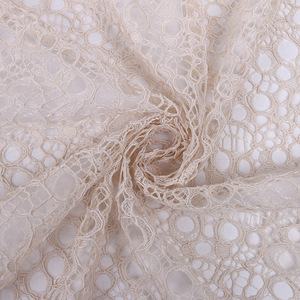 Jupe habillée en polyester de 150 cm de large pour femmes en rouge et <span class=keywords><strong>noir</strong></span> coloré grand trou tricot <span class=keywords><strong>maille</strong></span> filet dentelle tissu non extensible pour les filles - Product Image 2