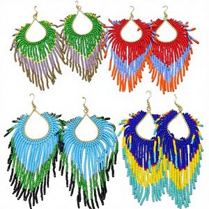 Pendientes Huggie con Cuentas de Semillas, Diseño Bonito, Joyería para Mujer, Regalo Pequeño para Aniversario o Fiesta, Oro Rosa - Product Image 1