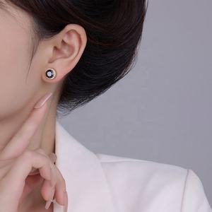 Pendientes de Botón Geométricos Elegantes y Modernos para Mujer, de Cobre, Plata S925, Circonita, Estilo Lujoso, Negro y Dorado, Versátiles - Product Image 5