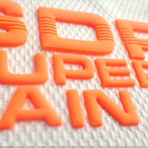 ป้ายซิลิโคนปั๊มร้อนแบบหล่อ<span class=keywords><strong>ขึ้น</strong></span>รูปโลโก้ TPU สี 3 มิติ แบบกำหนดเอง สำหรับการพิมพ์ลายลงเสื้อยืด - Product Image 3