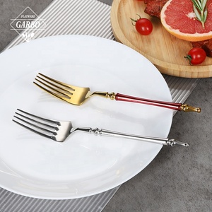 Ensemble de couverts de style vintage de luxe, couleur dorée, couteau à dîner, cuillère, fourchette avec manche rouge, acier inoxydable 18/8 - Product Image 2