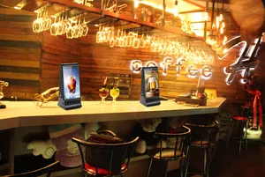Produit électronique innovant Station de charge à affichage numérique Table Menu Restaurant Power Bank 20000mah Lecteur publicitaire