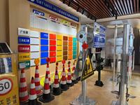 Ensemble complet de produits de sécurité routière : cônes de signalisation, barrières, gilets, casques et équipements de sécurité pour la construction et les travaux routiers