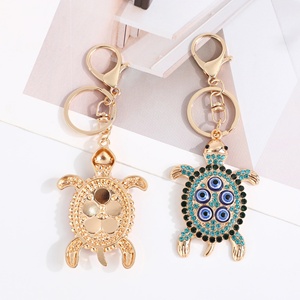 Porte-clés créatif en métal doré en forme de tortue, orné de strass colorés, accessoire de mode - Product Image 1