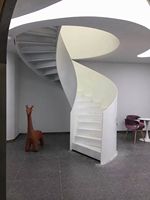Escalier en spirale moderne en acier pour extérieur avec panneau de protection pleine hauteur pour villa, patio et terrasse