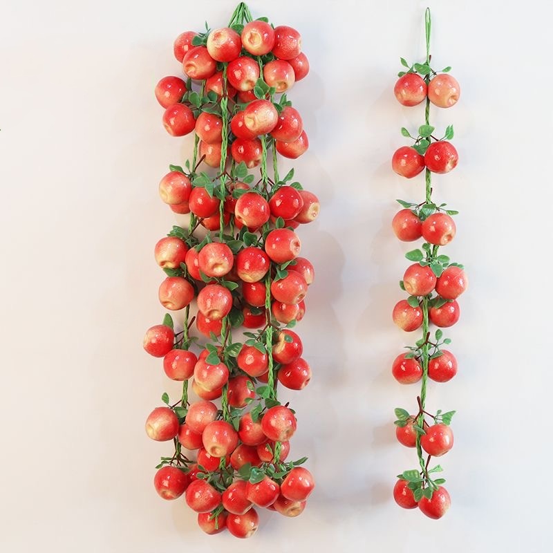 grappes de pommes rouges avec des feuilles rouges