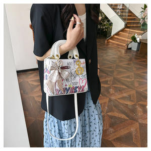 Nuevo bolso sencillo con diseño de oso, bonito bolso de moda para mujer, bolso de mano con diseño de grafiti personalizado, bandolera de hombro para mujer con seda - Product Image 1