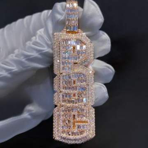 Liontin Nama Vertikal Moissanite VVS yang Lolos Tes Berlian, Perhiasan Kustom Pribadi, Perak 925, Liontin Huruf Moissanite Bertabur Kristal - Product Image 1