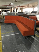 Ensemble de banquettes de restaurant commercial modernes et personnalisables en forme de L ou de U, avec sièges en velours et table à manger pour café