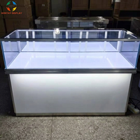 Vitrine à bijoux en verre trempé sur mesure avec éclairage LED chaud et système de verrouillage de sécurité pour magasins de détail et centres commerciaux